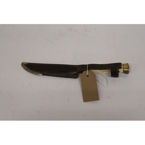 429 - A HUNTING KNIFE AND SCABBARD, 12CM BLADE, LENGTH 24CM