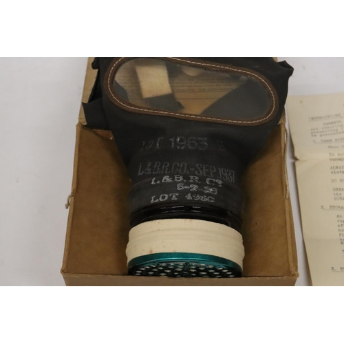 438 - A WORLD WAR II GAS MASK IN ORIGINAL BOX