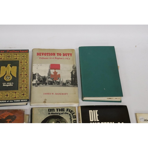 440 - A COLLECTION OF THIRTEEN BOOKS AND BOOKLETS RELATING TO WORLD WAR I AND WORLD WAR II, TO INCLUDE BOO... 