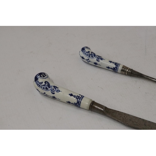 75 - A LATE 18TH CENTURY DELFT PISTOL HANDLED KNIFE AND FORK