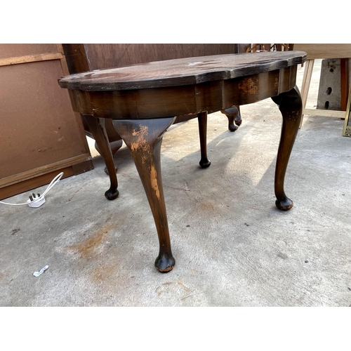 2699 - A MID 20TH CENTURY MAHOGANY COFFEE TABLE ON CABRIOLE LEGS, 24