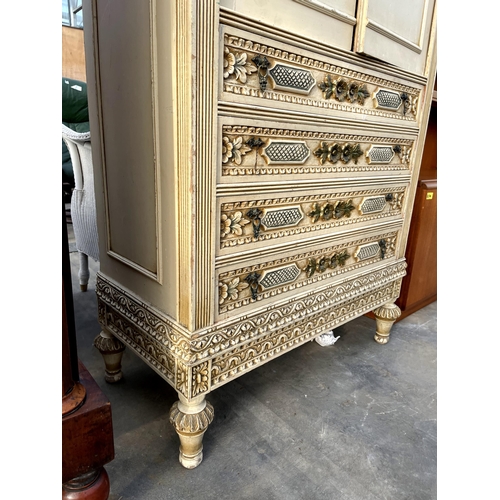 2720 - A 19TH CENTURY STYLE CREAM AND GILT TALLBOY WITH FOUR DRAWERS TO THE BASE, 38