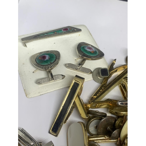 188A - A LARGE QUANTIY OF CUFFLINKS AND TIE PINS