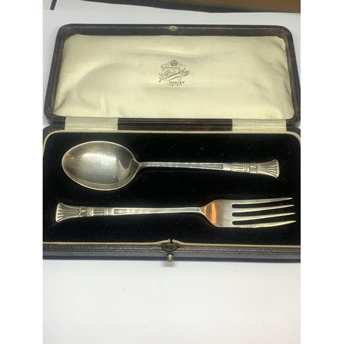 52A - A HALLMARKED BIRMINGHAM SILVER SPOON AND FORK SET IN ORIGINAL PRESENTATION BOX