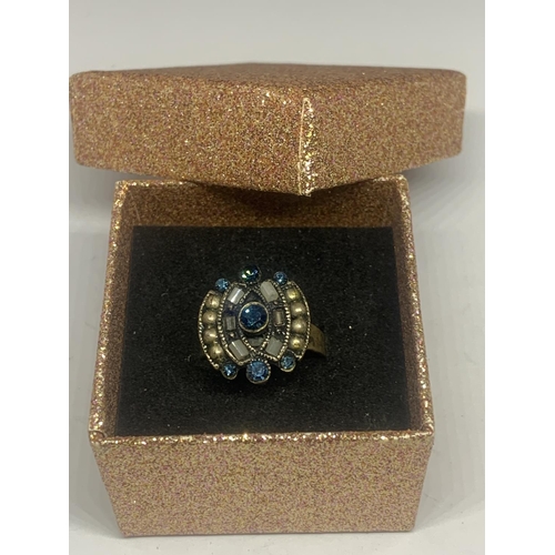 662 - A VINTAGE DRESS RING WITH BLUE STONES AND PEARLS IN A PRESENTATION BOX