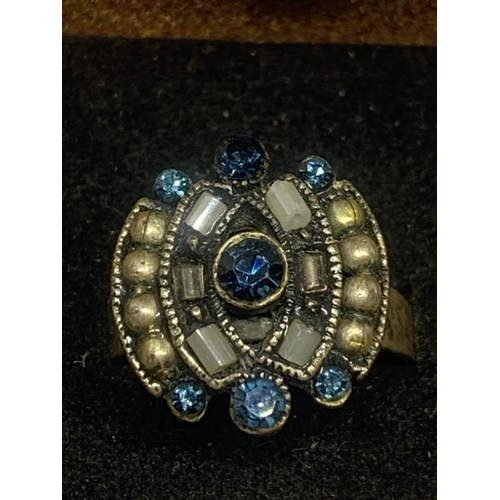 662 - A VINTAGE DRESS RING WITH BLUE STONES AND PEARLS IN A PRESENTATION BOX