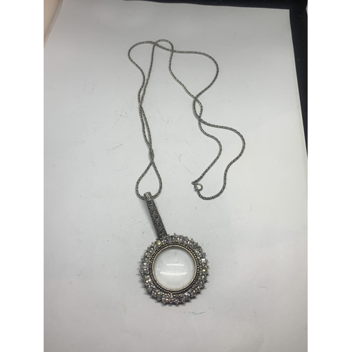 663 - AN ORNATE SILVER MAGNIFYING GLASS ON A CHAIN WITH A PRESENTATION BOX