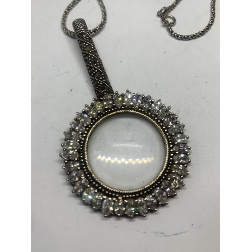 663 - AN ORNATE SILVER MAGNIFYING GLASS ON A CHAIN WITH A PRESENTATION BOX