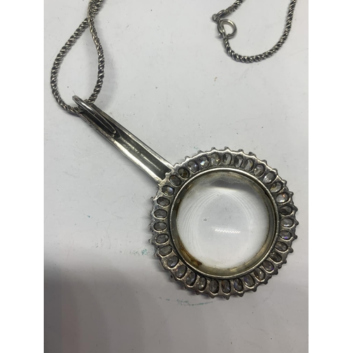 663 - AN ORNATE SILVER MAGNIFYING GLASS ON A CHAIN WITH A PRESENTATION BOX