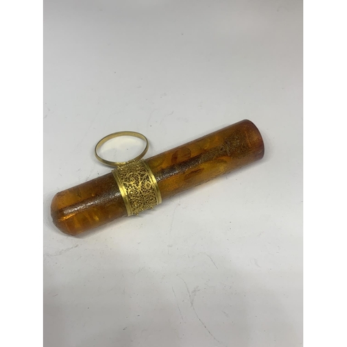 667 - AN AMBER CHEROOT HOLDER WITH A DECORATIVE TESTED TO 9 CARAT GOLD COLLAR