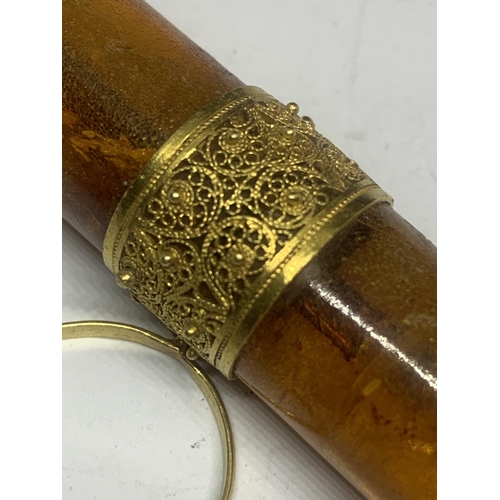 667 - AN AMBER CHEROOT HOLDER WITH A DECORATIVE TESTED TO 9 CARAT GOLD COLLAR