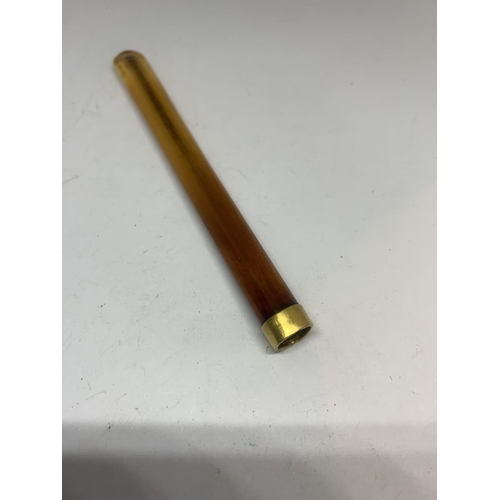 668 - AN AMBER CHEROOT HOLDER WITH A TESTED TO 9 CARAT GOLD COLLAR