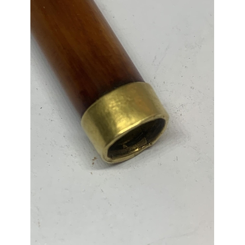 668 - AN AMBER CHEROOT HOLDER WITH A TESTED TO 9 CARAT GOLD COLLAR