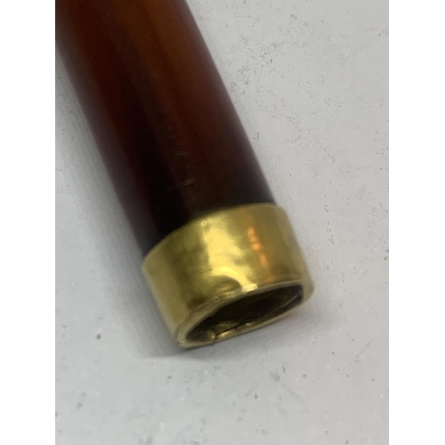 668 - AN AMBER CHEROOT HOLDER WITH A TESTED TO 9 CARAT GOLD COLLAR