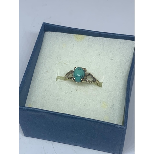 669 - A 9 CARAT GOLD RING WITH TURQUOISE STONE (SHAFT SPLIT) IN A PRESENTATION BOX