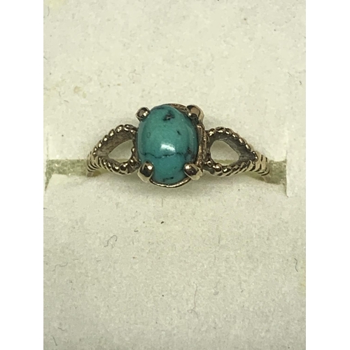 669 - A 9 CARAT GOLD RING WITH TURQUOISE STONE (SHAFT SPLIT) IN A PRESENTATION BOX