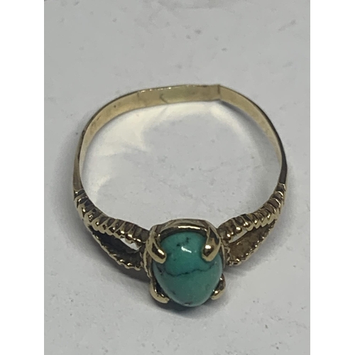 669 - A 9 CARAT GOLD RING WITH TURQUOISE STONE (SHAFT SPLIT) IN A PRESENTATION BOX