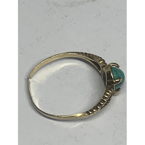 669 - A 9 CARAT GOLD RING WITH TURQUOISE STONE (SHAFT SPLIT) IN A PRESENTATION BOX