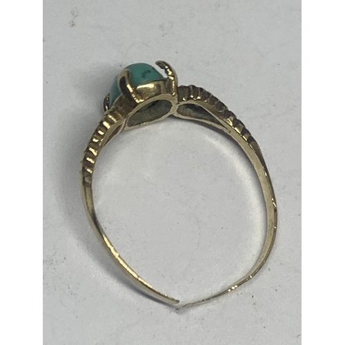 669 - A 9 CARAT GOLD RING WITH TURQUOISE STONE (SHAFT SPLIT) IN A PRESENTATION BOX