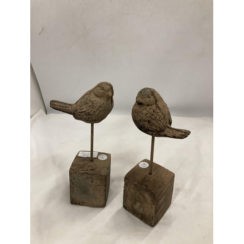 258A - A PAIR OF STONE BIRDS ON A PLINTH