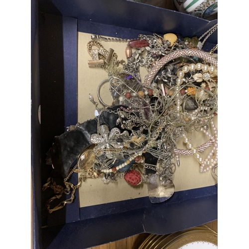 1133 - A QUANTITY OF COSTUME JEWELLERY TO INCLUDE NECKLACES, CHAINS, BANGLES, ETC