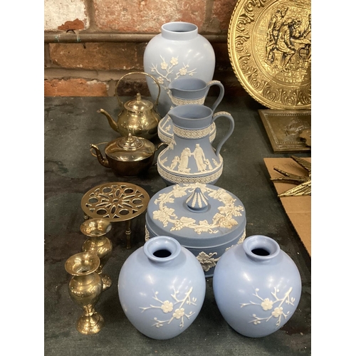 893 - A QUANTIY OF WEDGWOOD BLUE AND WHITEWARE AND BRASS ITEMS