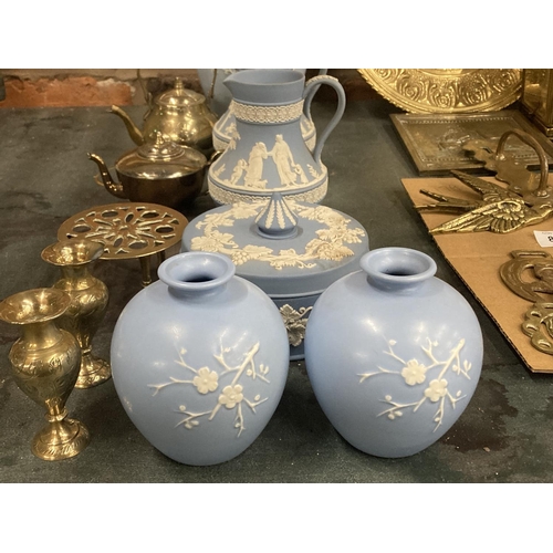 893 - A QUANTIY OF WEDGWOOD BLUE AND WHITEWARE AND BRASS ITEMS