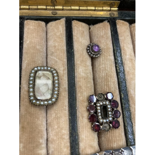 15 - A COLLECTION OF VINTAGE JEWELLERY TO INCLUDE SEED PEARL MORNING BROOCHES, STICK PIN, WHITE METAL RIN... 