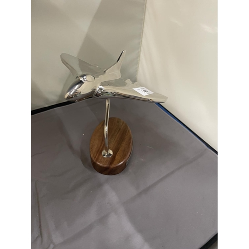 140 - A CHROME MODEL OF AN AVRO VULCAN AEROPLANE ON A HARDWOOD BASE WITH HISTORY PLAQUE, HEIGHT 20 CM