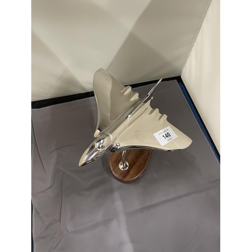 140 - A CHROME MODEL OF AN AVRO VULCAN AEROPLANE ON A HARDWOOD BASE WITH HISTORY PLAQUE, HEIGHT 20 CM