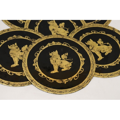 255 - SIX ORIENTAL STYLE PAPIER MACHE PLACE MATS WITH GILT FOO DOG DISIGN, DIAMETER 22CM