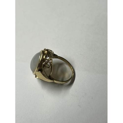 512 - A 14CT YELLOW GOLD WHITE QUARTZ CABOCHON  RING, SIZE L, WEIGHT 5.07 GRAMS