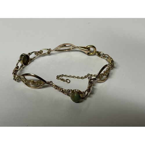 516 - A VINTAGE 9CT YELLOW GOLD, JADE AND PEARL BRACELET WITH SAFETY CHAIN GROSS WEIGHT 6.35 GRAMS, LENGTH... 