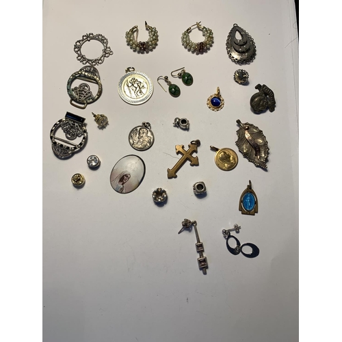 568 - VARIOUS ITEMS TO INCLUDE EARRINGS, PENDANTS, CHARMS ETC SOME BEING SILVER