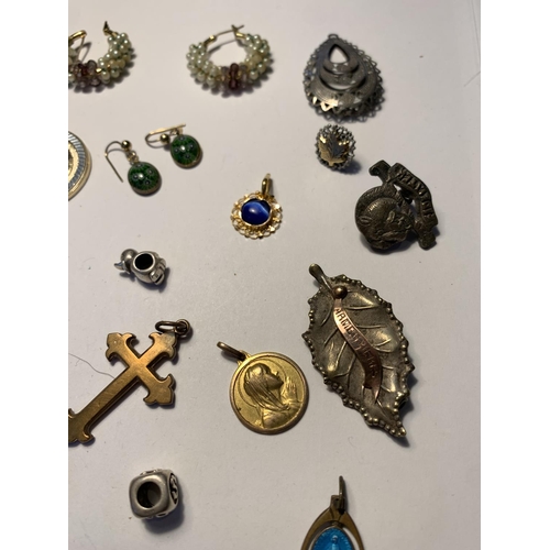 568 - VARIOUS ITEMS TO INCLUDE EARRINGS, PENDANTS, CHARMS ETC SOME BEING SILVER