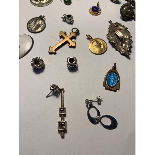 568 - VARIOUS ITEMS TO INCLUDE EARRINGS, PENDANTS, CHARMS ETC SOME BEING SILVER