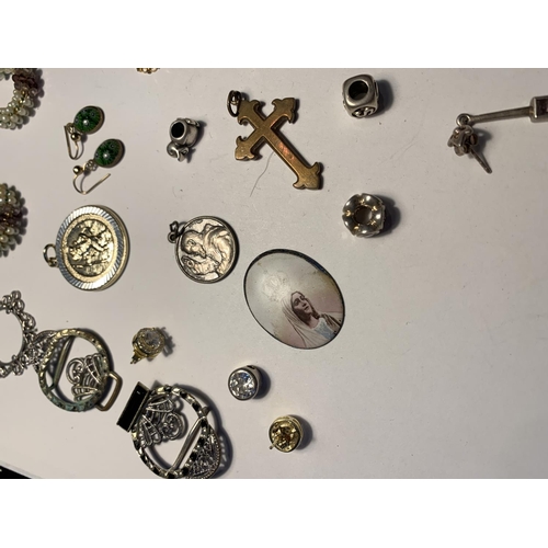 568 - VARIOUS ITEMS TO INCLUDE EARRINGS, PENDANTS, CHARMS ETC SOME BEING SILVER