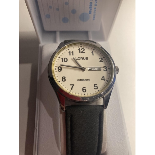 585 - A LORUS WRIST WATCH IN A PRESENTATION BOX SEEN WORKING BUT NO WARRANTY