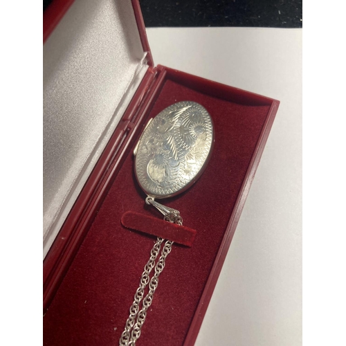 586 - A SILVER NECKLACE WITH OVAL LOCKET IN A PRESENTATION BOX