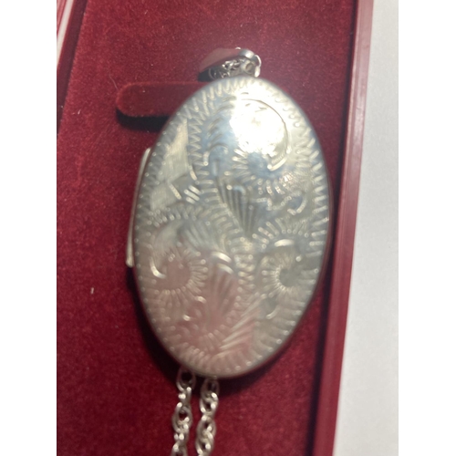 586 - A SILVER NECKLACE WITH OVAL LOCKET IN A PRESENTATION BOX