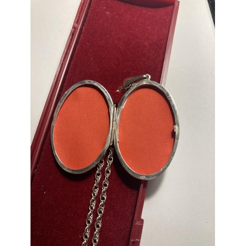 586 - A SILVER NECKLACE WITH OVAL LOCKET IN A PRESENTATION BOX