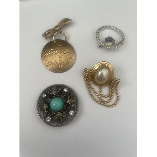 603 - EIGHT COSTUME JEWELLERY BROOCHES