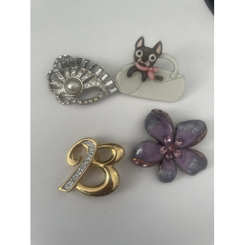 603 - EIGHT COSTUME JEWELLERY BROOCHES