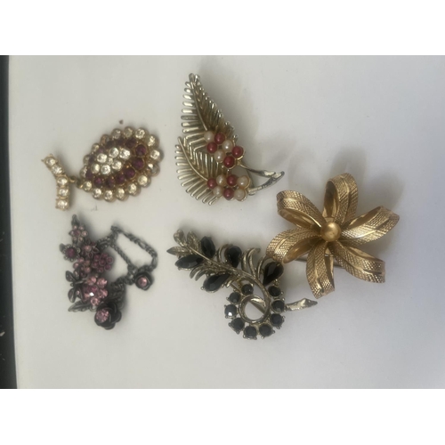 607 - TEN VARIOUS BROOCHES