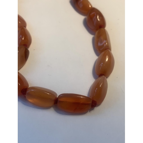 621 - AN AMBER STYLE NECKLACE (A/F)