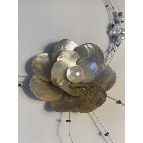 632 - A DECORATIVE SHELL NECKLACE IN A FLOWER DESIGN