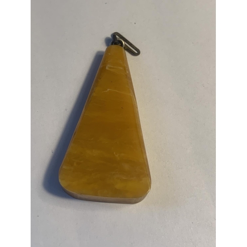 633 - AN ABSTRACT STYLE BELIEVED AMBER PENDANT