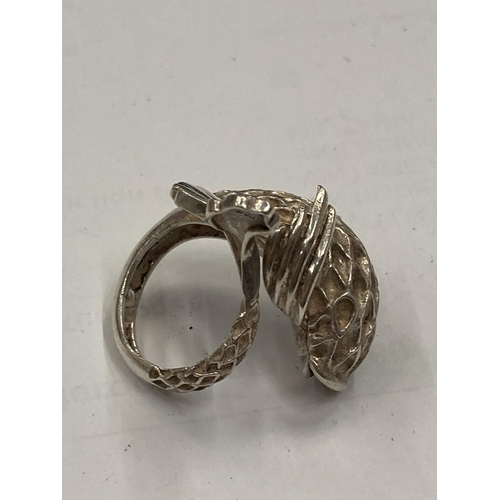 660A - A MARKED 900 KOI CARP STYLE RING