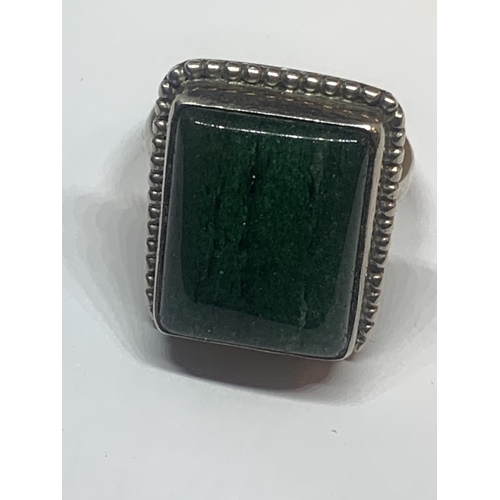 684 - A SILVER MALACHITE DRESS RING IN A PRESENTATION BOX