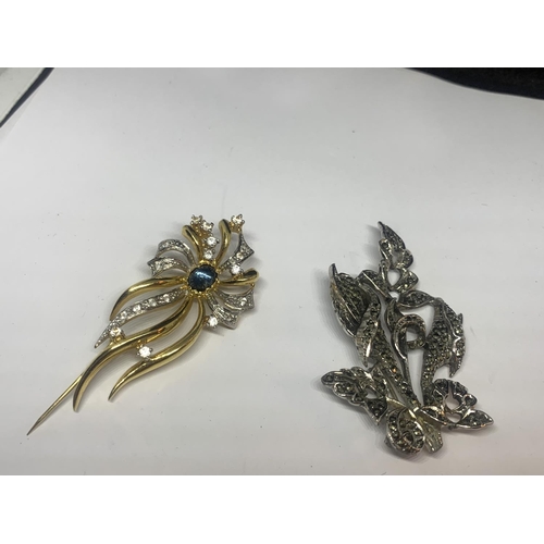 694 - FOUR ASSORTED COSTUME JEWELLERY BROOCHES